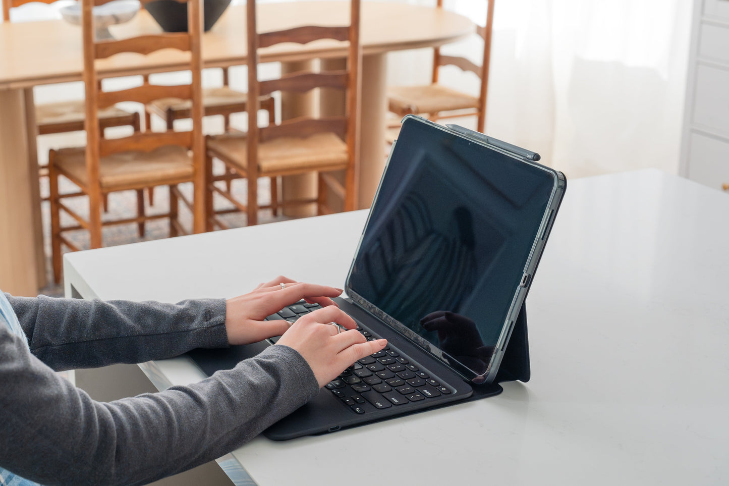 Teclado con Funda ZAGG Pro Keys 2 para iPad Air 11 (M2, M3), Air 10.9'' (Gen 5 y 4) Inalámbrico