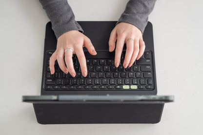 Teclado con Funda ZAGG Pro Keys 2 para iPad Air 13 (M2, M3) Inalámbrico