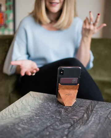 Soporte y billetera Moft para teléfono Marrón